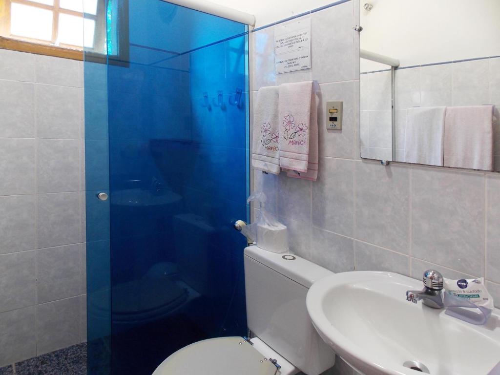 un bagno con wc, lavandino e doccia di Pousada Manaca a Abraão