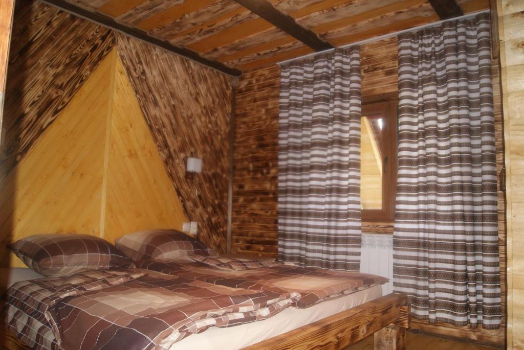 Postel nebo postele na pokoji v ubytování Rakhiv Plai