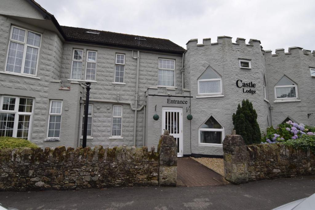 un gran edificio de piedra con una puerta delante en Castle Lodge en Ely