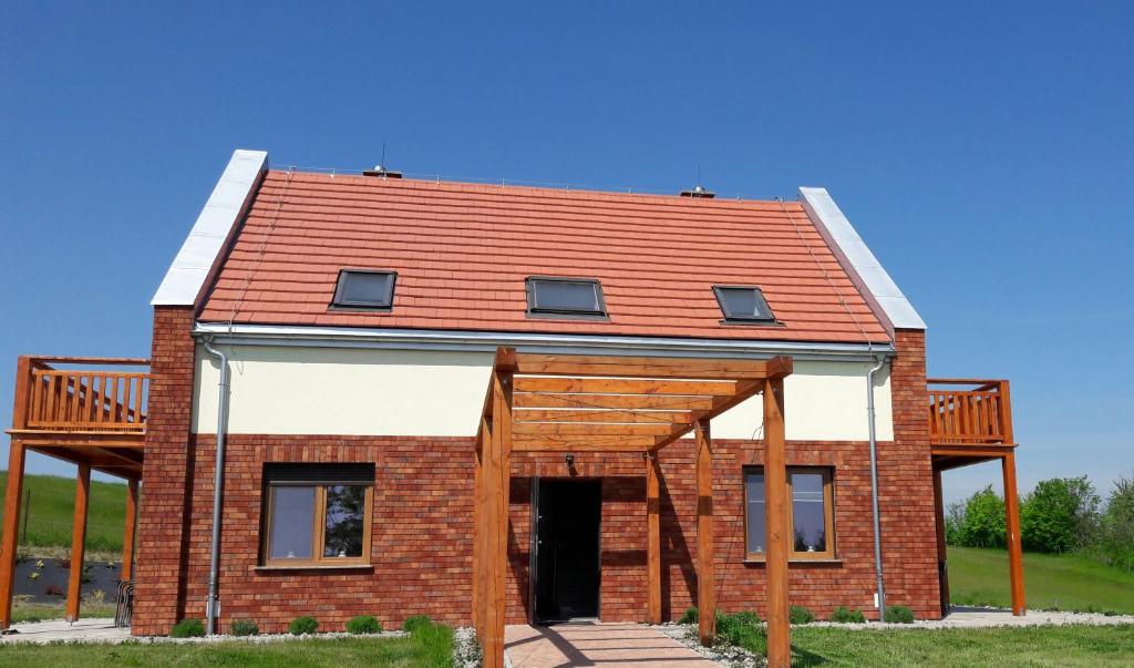 una casa con tetto rosso di Ramotówka a Miłki