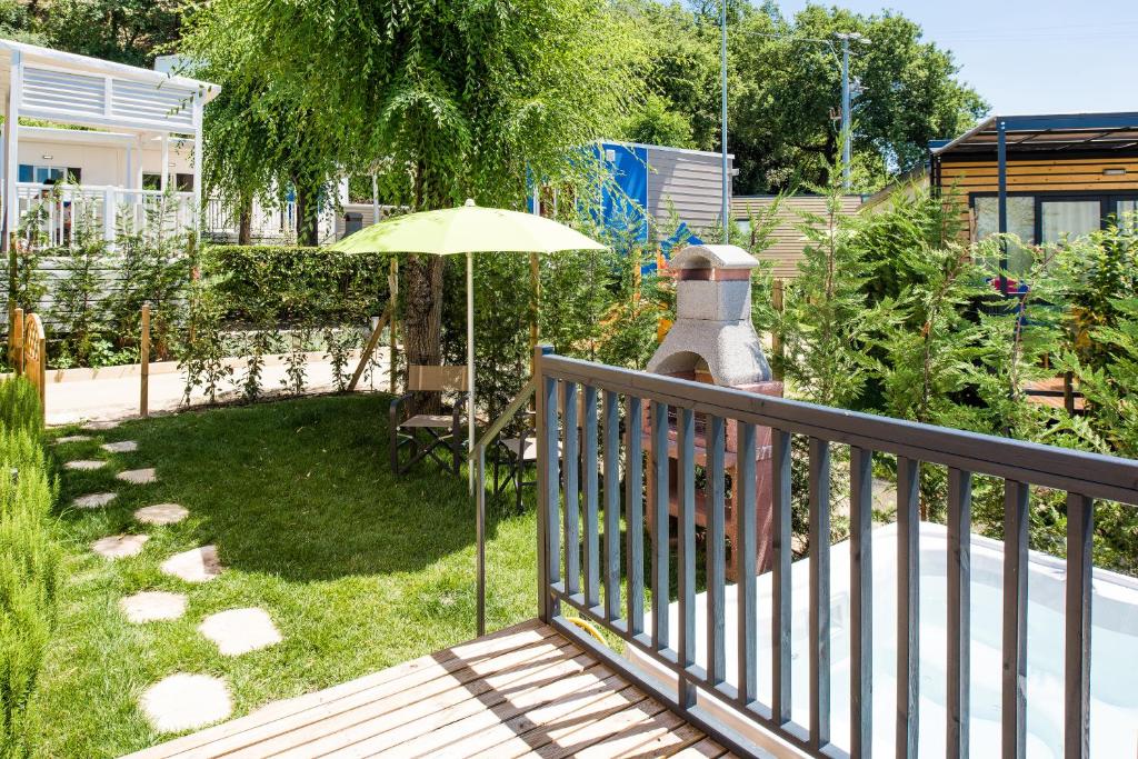 La Rocca Camping Village - Casa Móvil De Suite Con Jardín Y Remolino