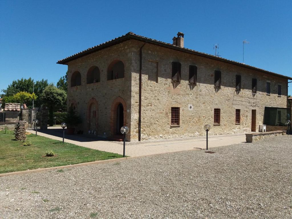 ein großes Backsteingebäude mit vielen Fenstern in der Unterkunft Affittacamere Antonio e Francesca in Staggia