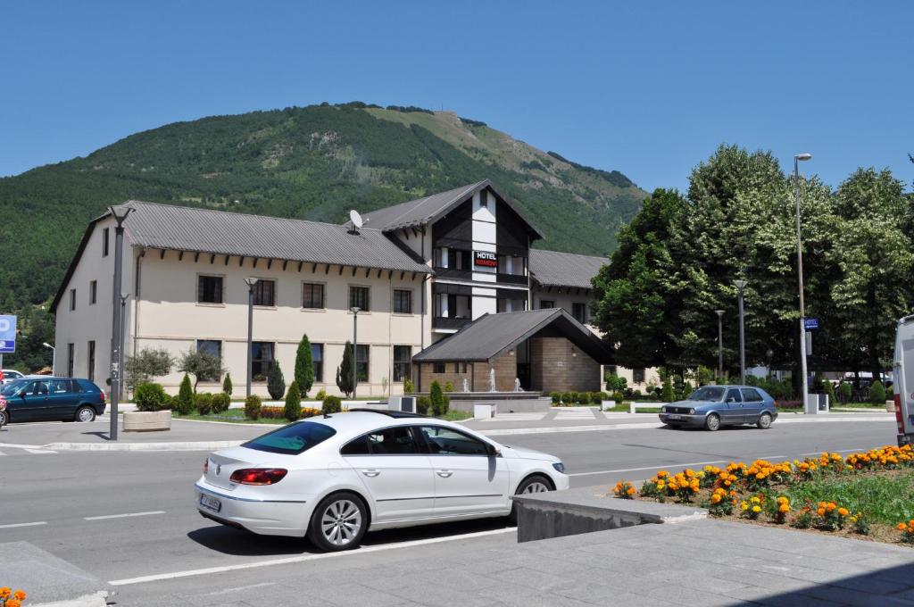 Nespecifikovaný výhled na hory nebo výhled na hory při pohledu z hotelu