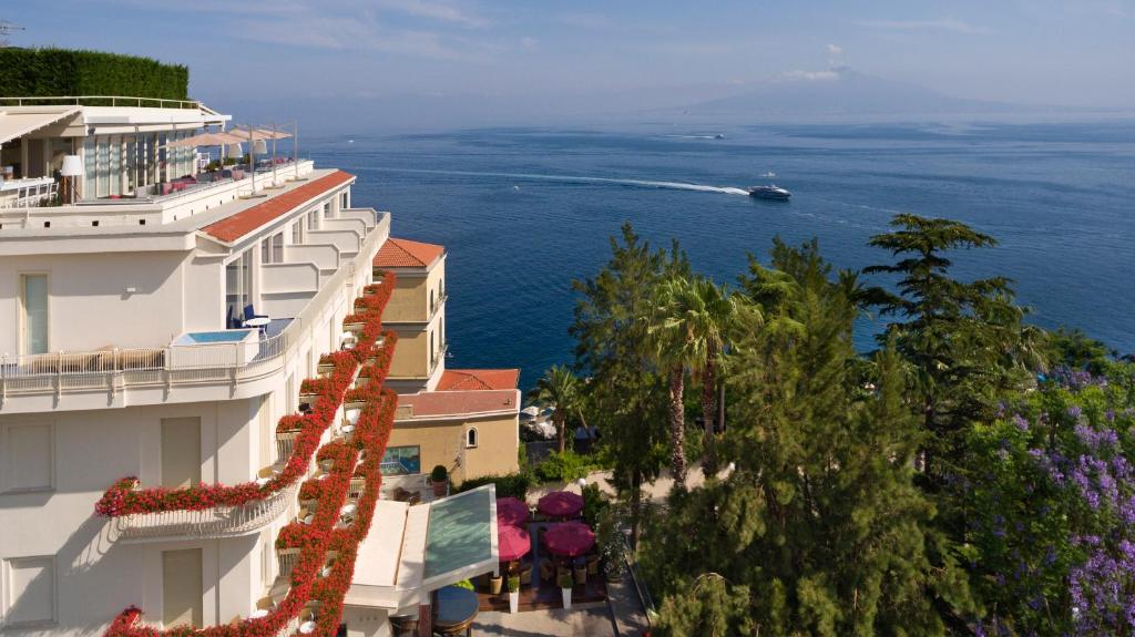 uma vista para o oceano a partir de um edifício em Hotel Continental em Sorrento