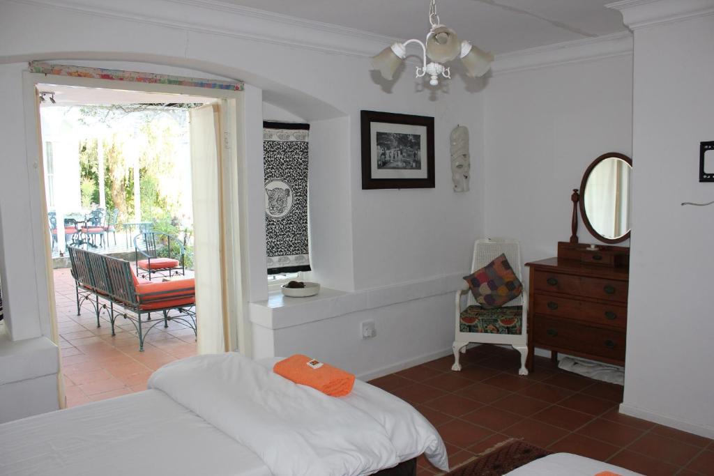 1 dormitorio con 2 camas, mesa y silla en Sugar Hill Manor, en Eshowe