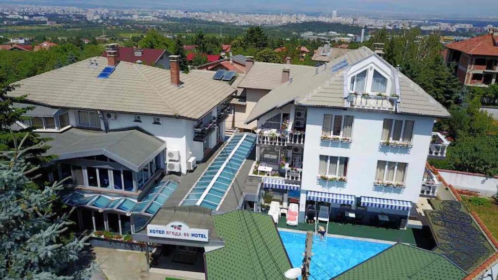 eine Luftansicht eines Hauses mit Pool in der Unterkunft Family Hotel Yagoda88 in Sofia