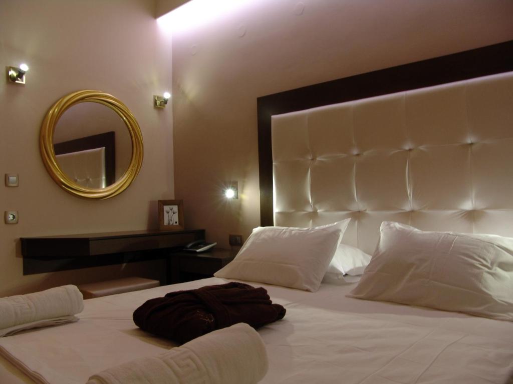 Łóżko lub łóżka w pokoju w obiekcie Ellinis Hotel