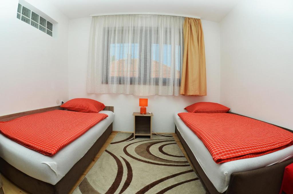 Posteľ alebo postele v izbe v ubytovaní Apartments Dino