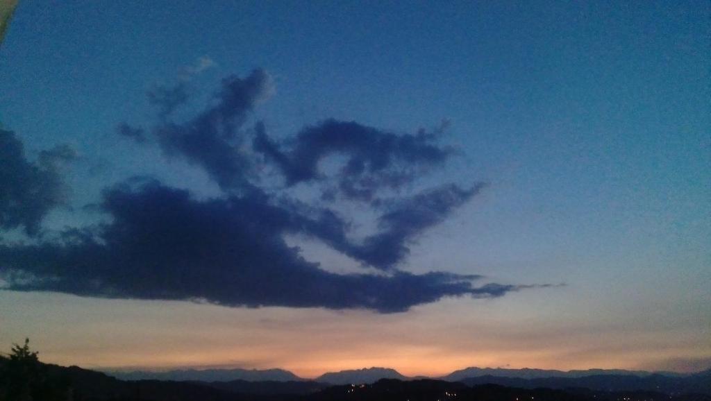 a cloud formation in the sky at sunset at B&B Linus in La Spezia