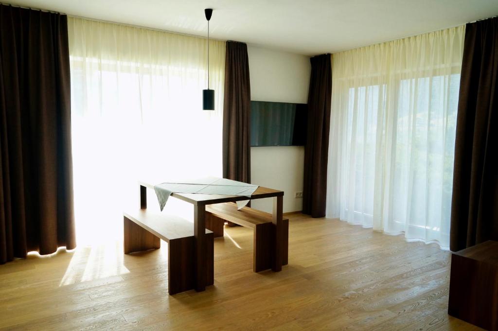 Televízia a/alebo spoločenská miestnosť v ubytovaní Residence Larciunei