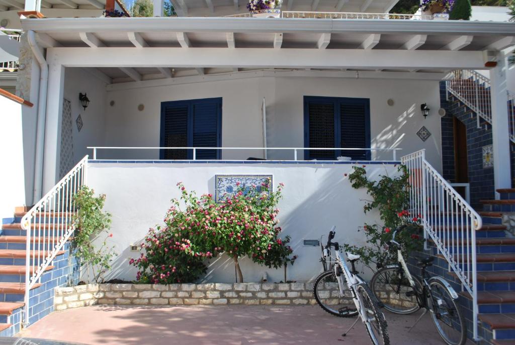 アルカモ・マリーナにあるCasa Azzurraの白い家の前に駐輪した自転車2台