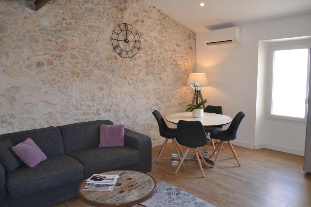 un salon avec un canapé et une table dans l'établissement 2 pièces Vagliano, à Cannes