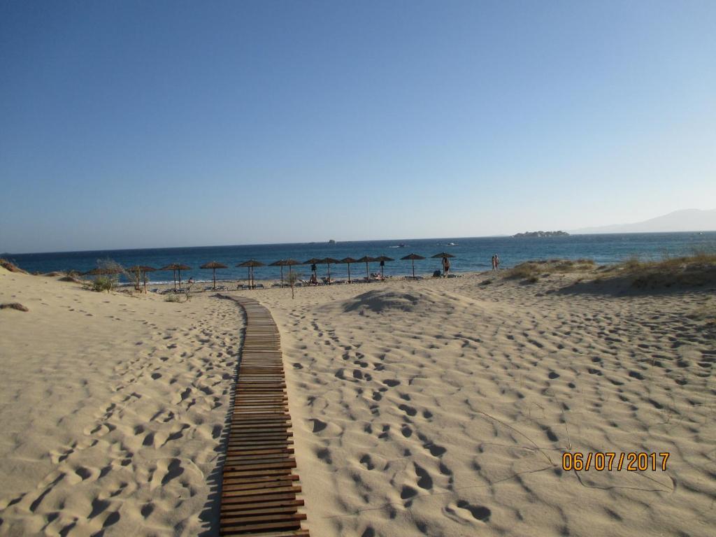 プラカにあるSea shellの砂浜の木道
