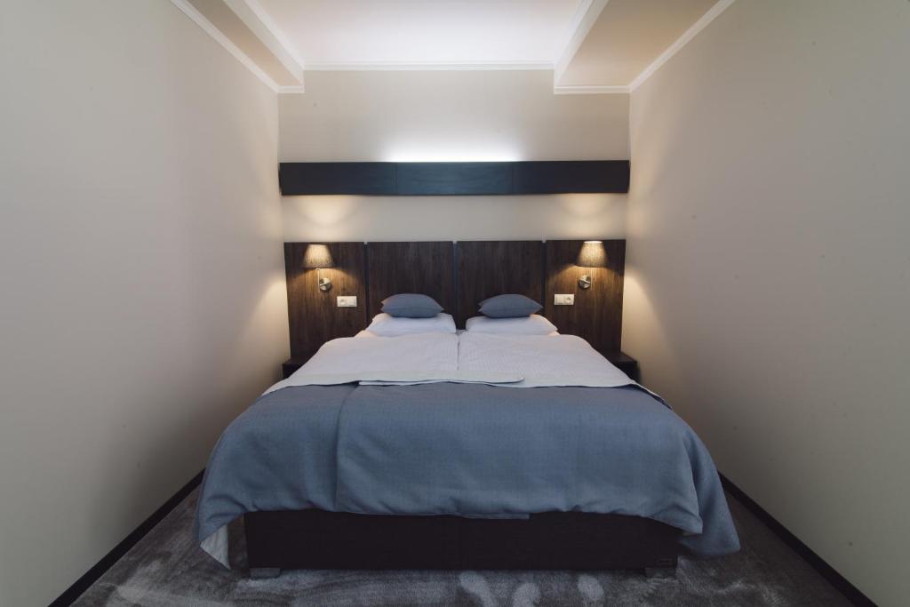 Postel nebo postele na pokoji v ubytování Zinedine Sport-Hotel