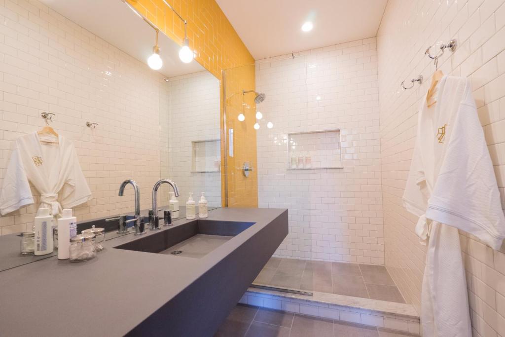 The Publishing House Bed and Breakfast - Second City Room