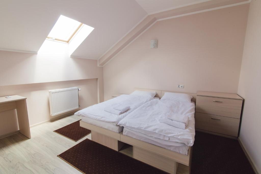 Postel nebo postele na pokoji v ubytování Zinedine Sport-Hotel