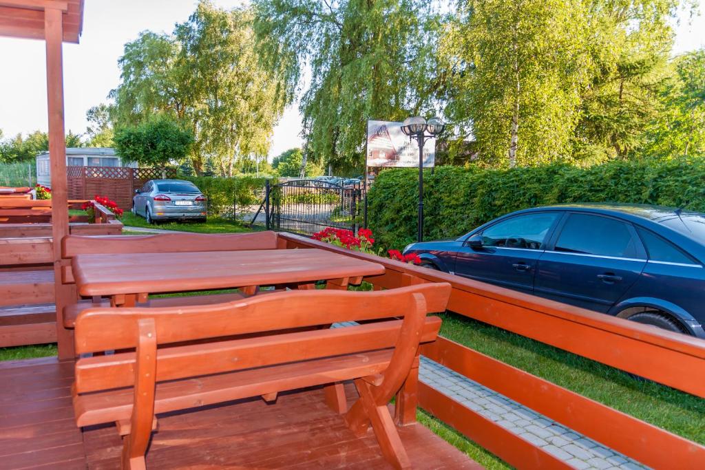 Zahrada ubytování Domki Słoneczko z dostępem do jacuzzi sauny i rowerów w cenie