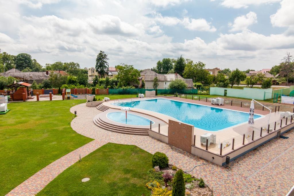 Bazén v ubytování Zinedine Sport-Hotel nebo v jeho okolí