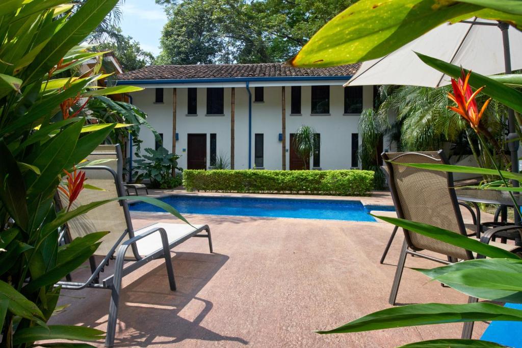 Bazén v ubytování Tamarindo Blue Apartments nebo v jeho okolí