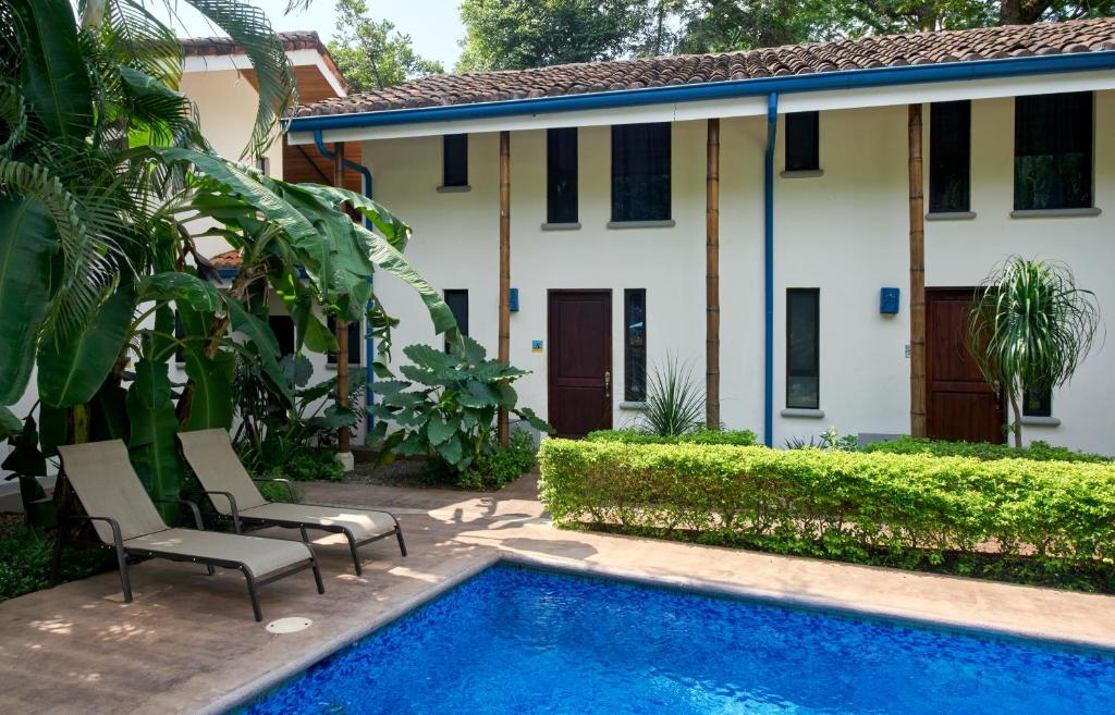 Bazén v ubytování Tamarindo Blue Apartments nebo v jeho okolí
