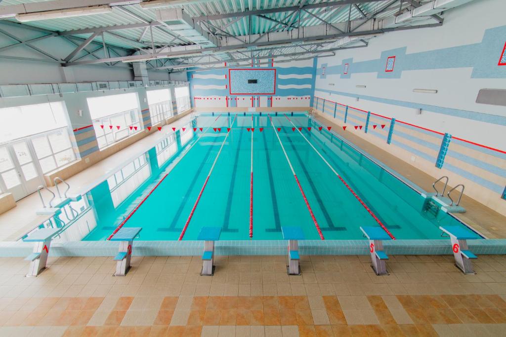 Bazén v ubytování Zinedine Sport-Hotel nebo v jeho okolí