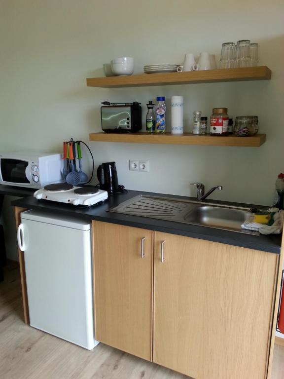una cucina con lavandino e piano di lavoro di Guesthouse Hvítafell a Laugar