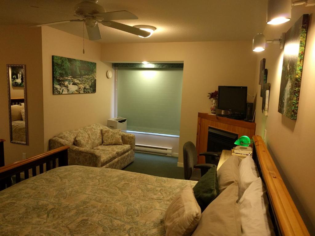 Photo from Cedar Wood Lodge Bed & Breakfast Inn in Port Alberni, Vancouver Island, Canada