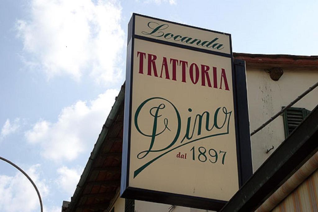 d'un panneau de théâtre sur le côté d'un bâtiment dans l'établissement Locanda Dino, à Scandicci