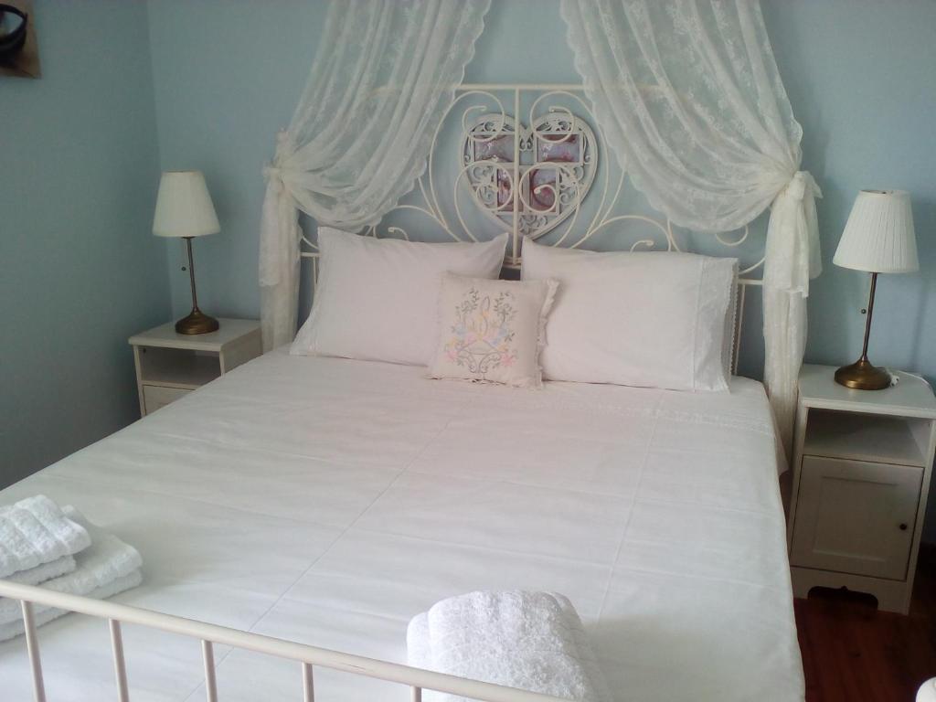 ミティカスにあるGaliniのベッドルーム(白いベッド、白い枕付)