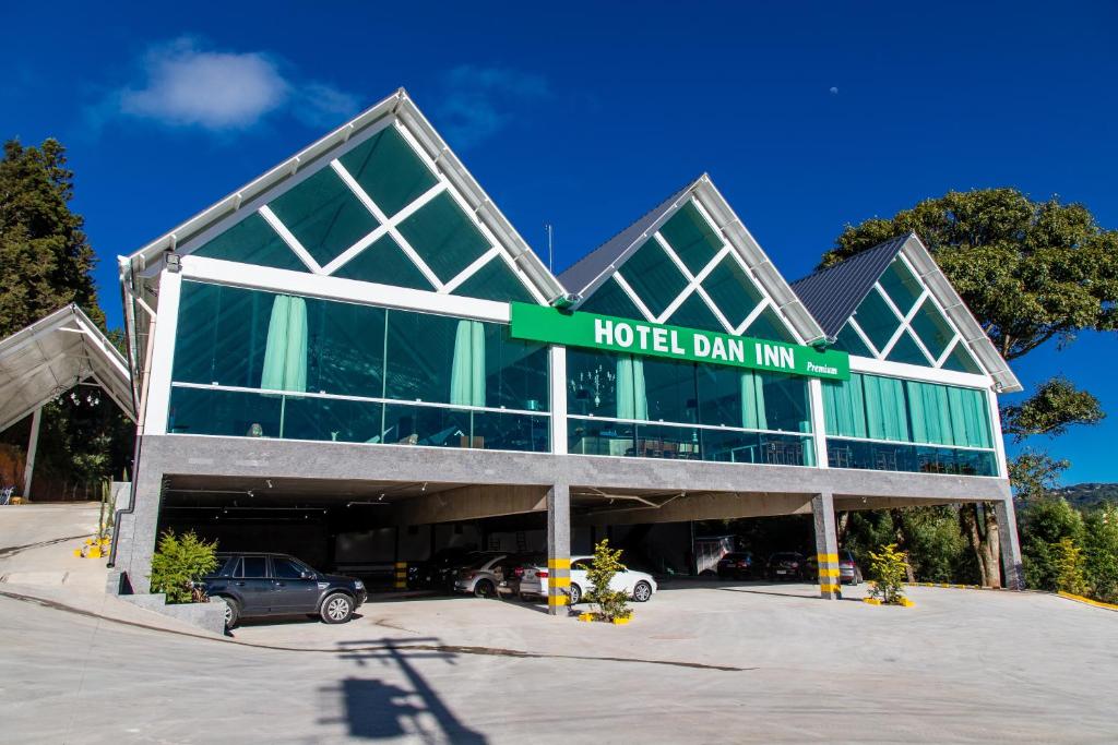 a building with a sign that reads hotel loan inn at Hotel Dan Inn Campos do Jordão in Campos do Jordão