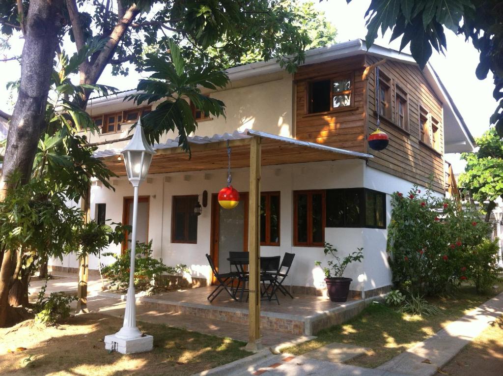 una casa con un árbol delante de ella en Hostal Casaluna San Andres en San Andrés