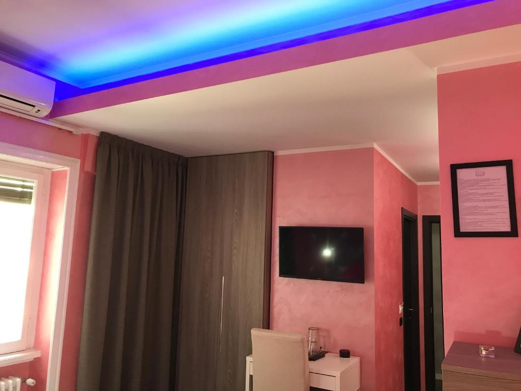 een kamer met een regenboogkleurig plafond bij B&B Roma in Rome