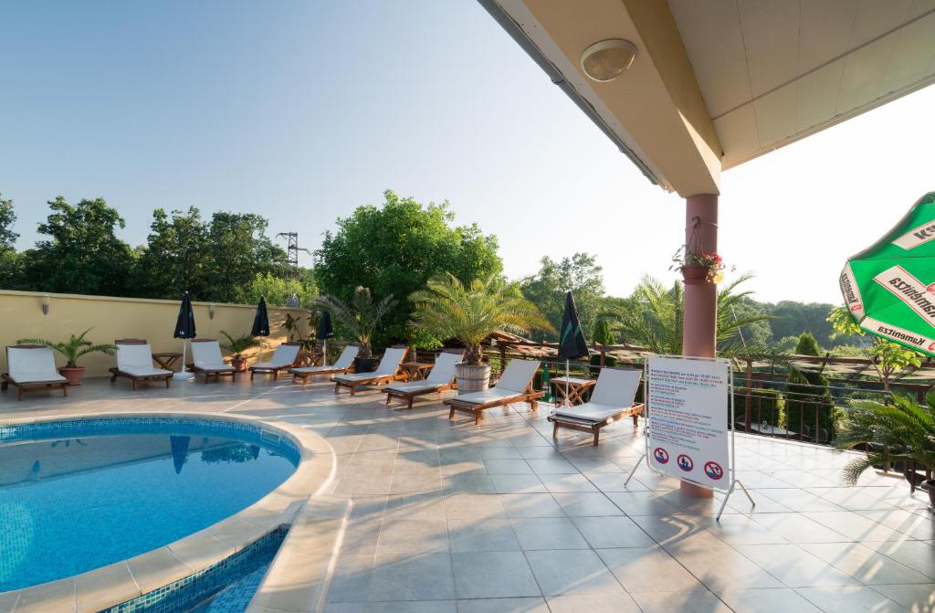 Bazén v ubytování Family Hotel Dayana Beach nebo v jeho okolí