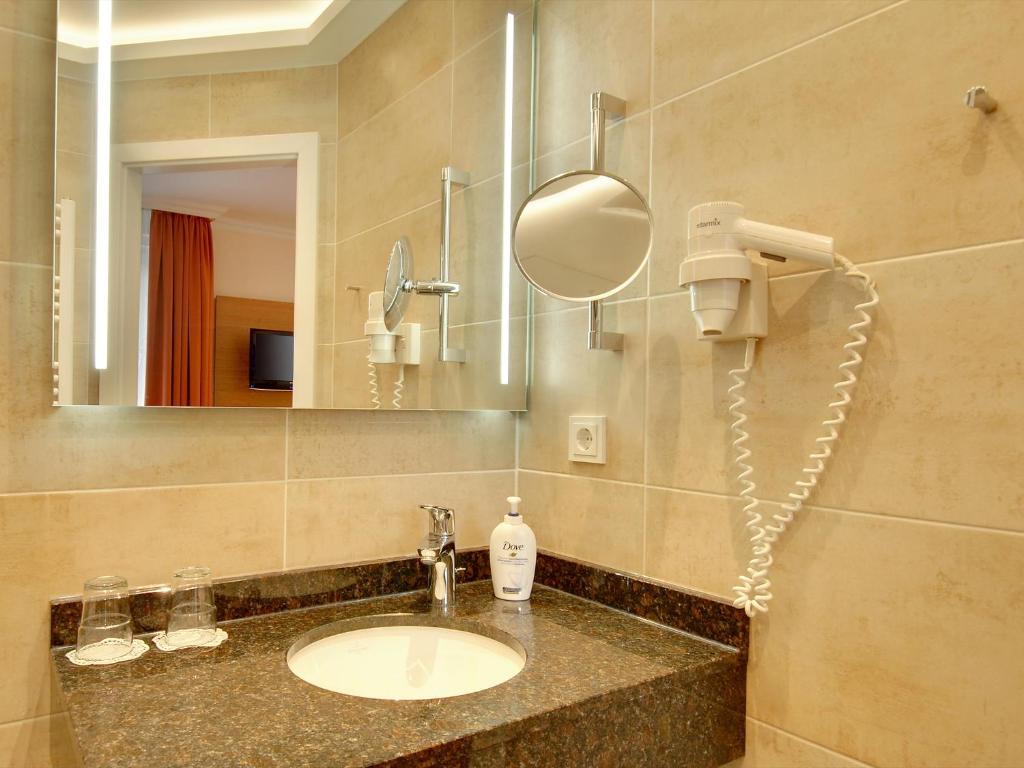 Hotel Kriemhild am Hirschgarten - 19