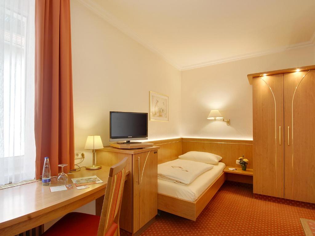 TV a/nebo společenská místnost v ubytování Hotel Kriemhild am Hirschgarten