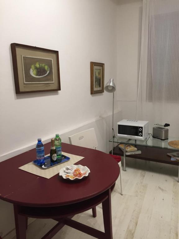 フィレンツェにあるDuomo Residence Florenceのリビングルーム(テーブル、電子レンジ付)