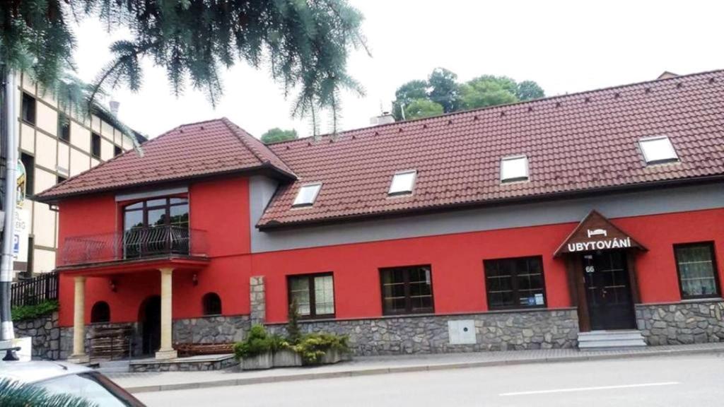 czerwony budynek z brązowym dachem w obiekcie Ubytování v soukromí Olomučany w mieście Olomučany