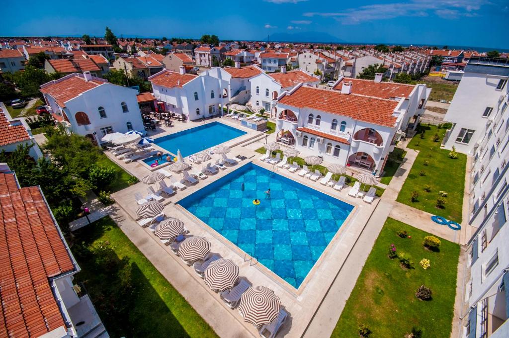 una vista aérea de una casa con piscina en Inci Apart & Hotel, en Enez