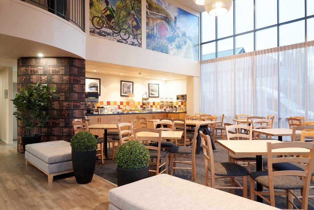 汉密尔顿文图拉套房酒店餐厅或其他用餐的地方