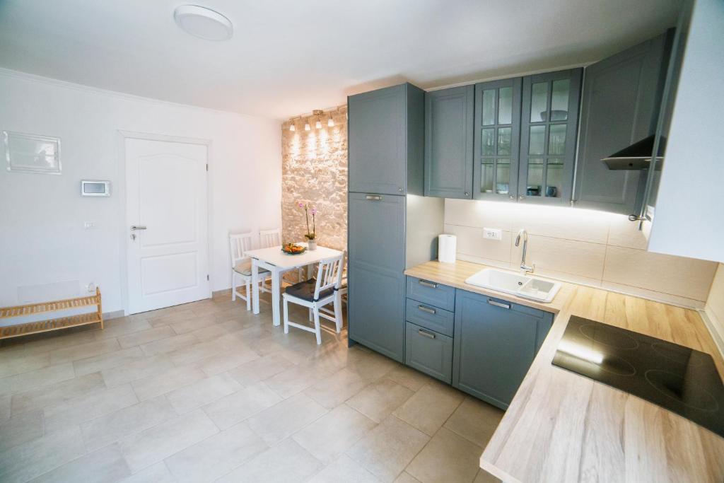 Η κουζίνα ή μικρή κουζίνα στο Emma appartment