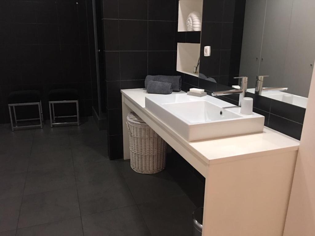マドリードにあるCalle Aduanaのバスルーム(白い洗面台、鏡付)