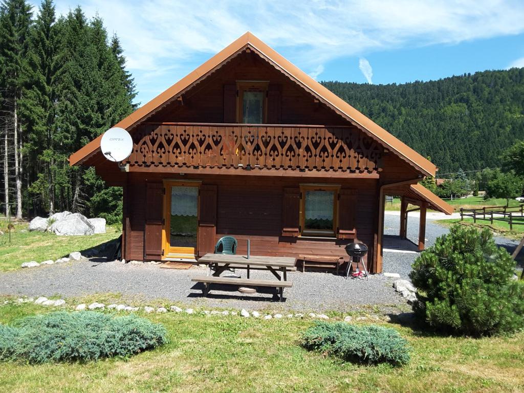 クソンリュプト・ロンジュメールにあるChalet Biazotのピクニックテーブル付きのログキャビン