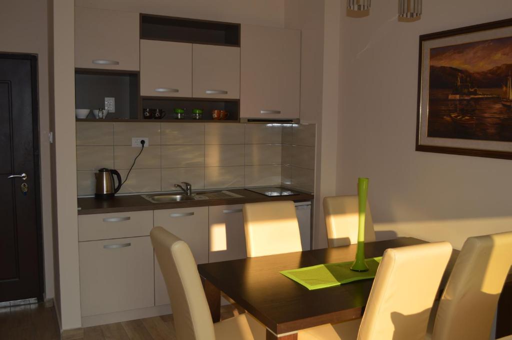 Kuchyň nebo kuchyňský kout v ubytování Apartments MM