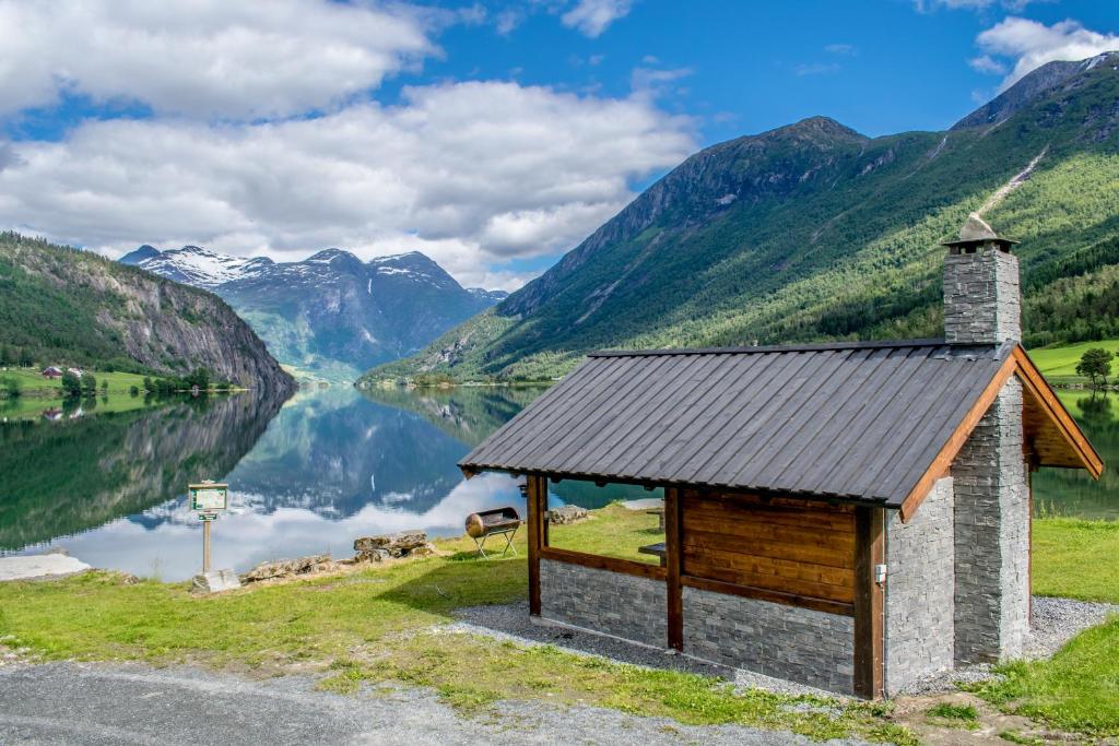Hütte mit See- und Bergblick in der Unterkunft Mindresunde Camping in Mindresunde