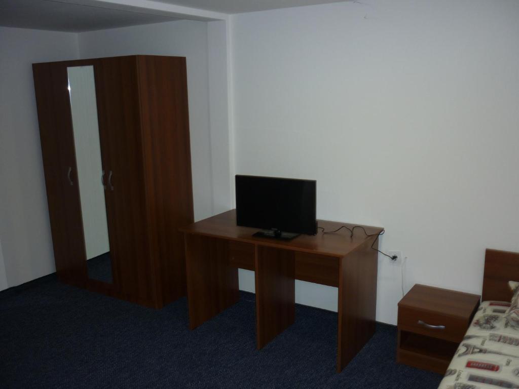 TV a/nebo společenská místnost v ubytování YALTA guesthouse
