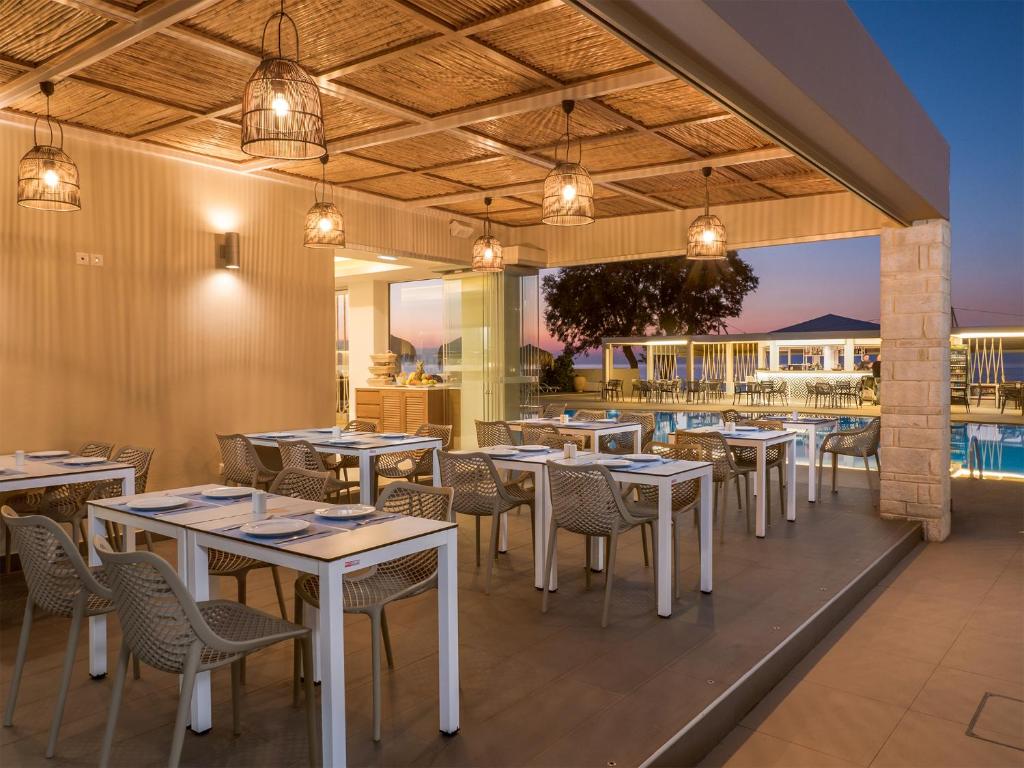 Bazén v ubytování Alexia Beach Hotel nebo v jeho okolí