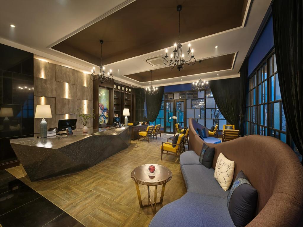 een woonkamer met een bank en een tafel bij Aliana Boutique Sapa Hotel & Spa in Sa Pa