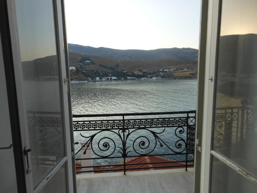un balcón con vistas a un cuerpo de agua en Mansion at Chora in Andros, en Ándros