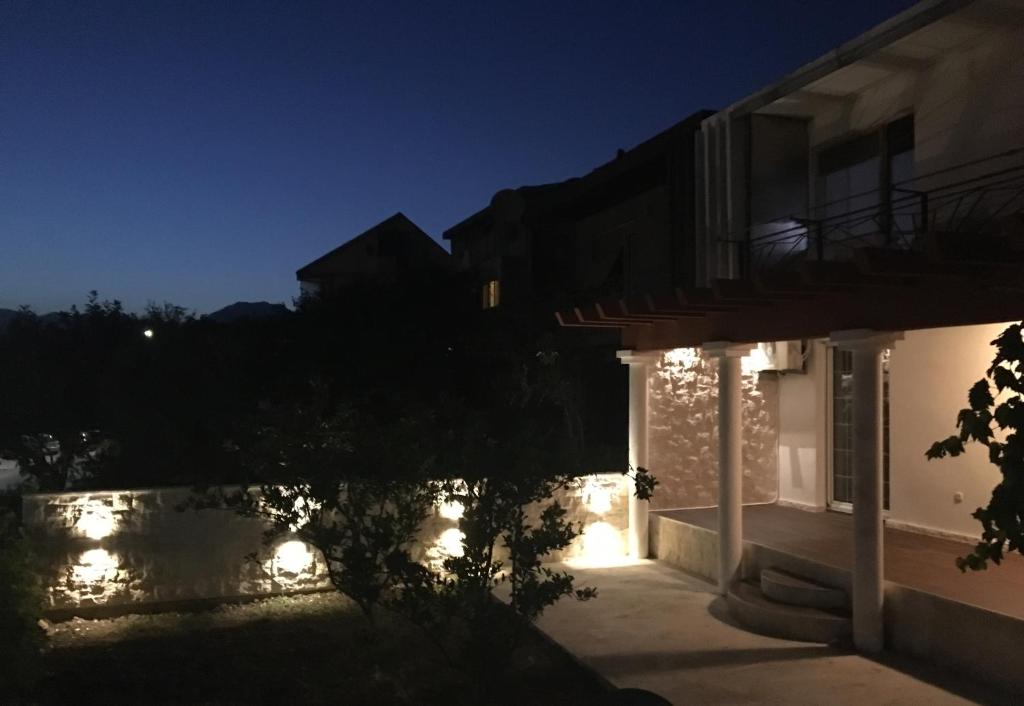 - une vue sur une maison la nuit avec des lumières dans l'établissement Apartment Apollo, à Kotor
