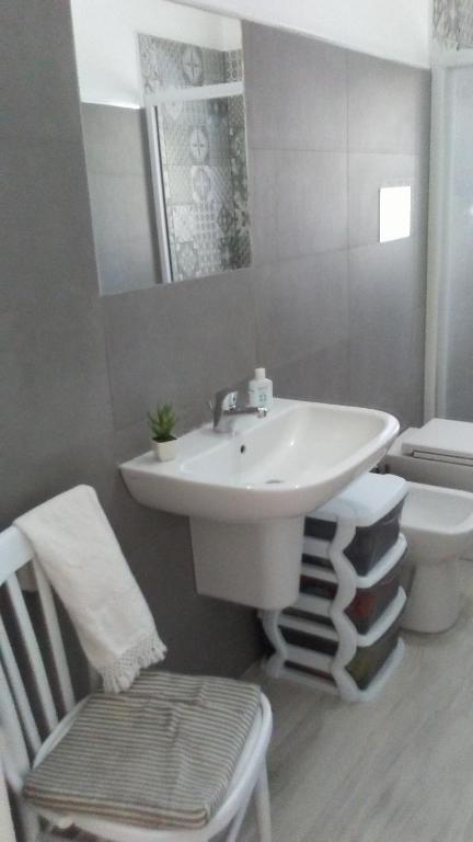 レアルモンテにあるCasa Libertàのバスルーム(洗面台、トイレ、鏡付)